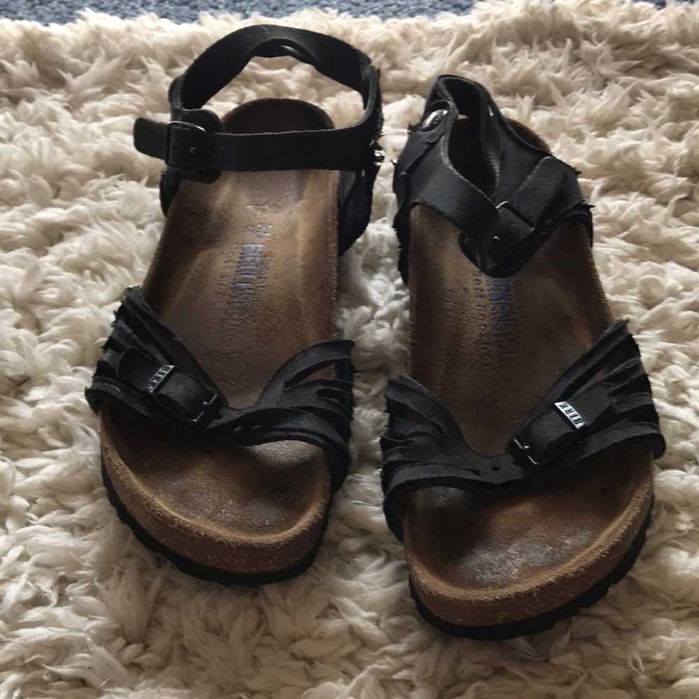 Black Birkenstock’s size 5 but fits more like a 6!